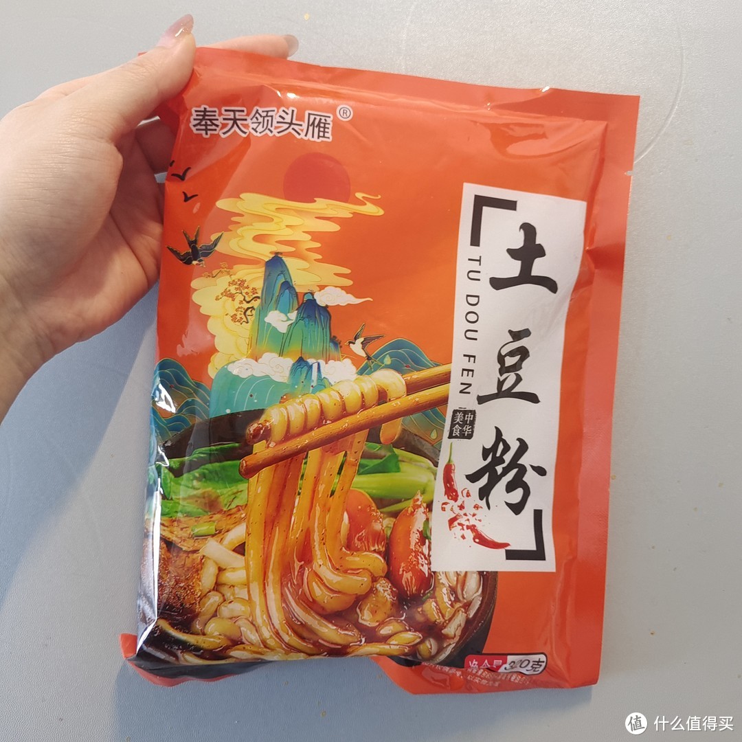 一袋仅需一块八的香辣土豆粉，还有调料包！