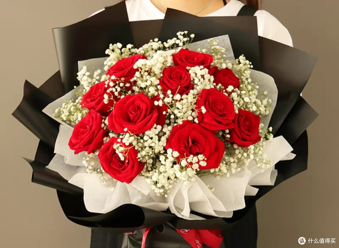 红玫瑰代表热烈的爱情;白玫瑰代表纯洁无暇的爱情;伊莎贝拉玫瑰花象征