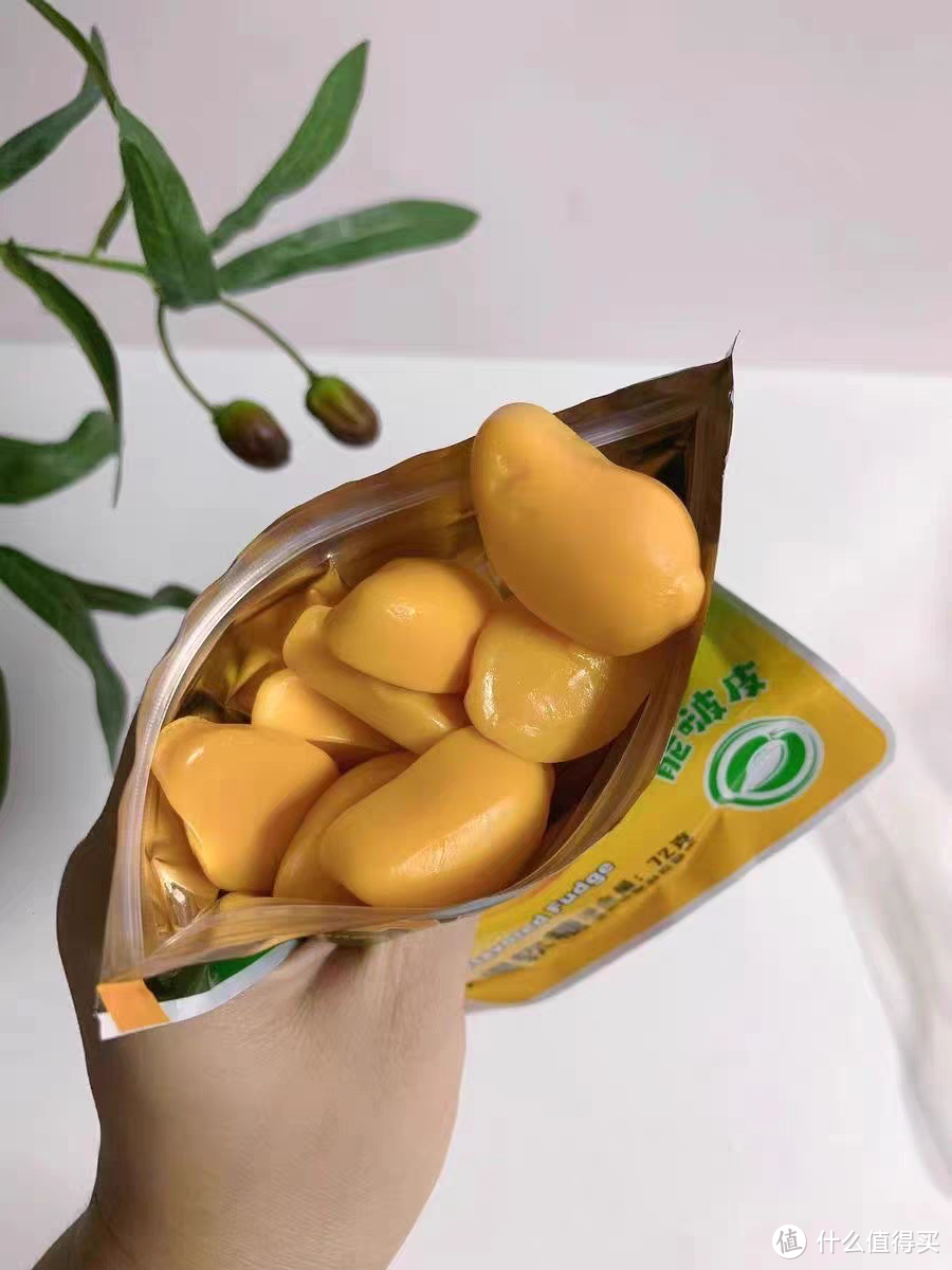 芒果形状芒果味的小软糖好吃。