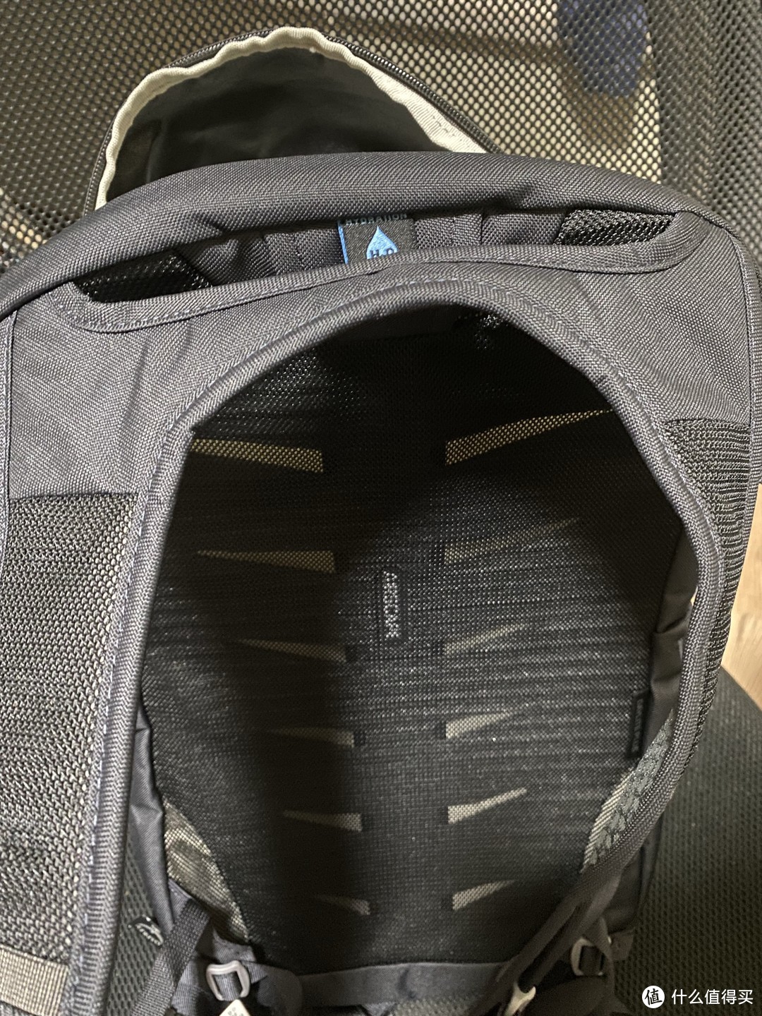 背带，和包主体连接部分面积非常小，不过通勤包日常承重应该没问题，中间部分可以套入行李箱的拉杆中