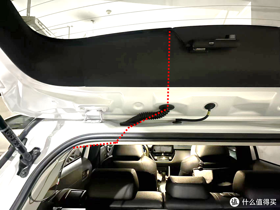 将线隐藏在车顶棚布，软管和装饰板中，达到美观的效果。K380没有贴在玻璃上，而是用3M胶贴在装饰板上，尽量减小视觉上的遮挡。