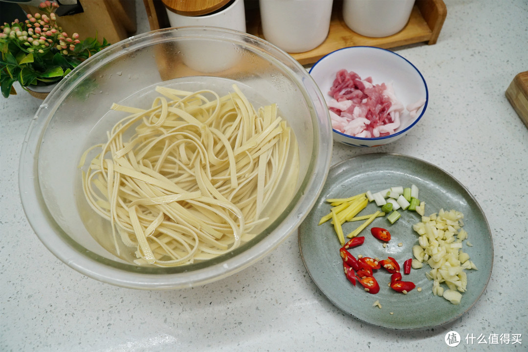 春天，韭菜和它是绝配！炒一起鲜香营养，很多人还不知道做法