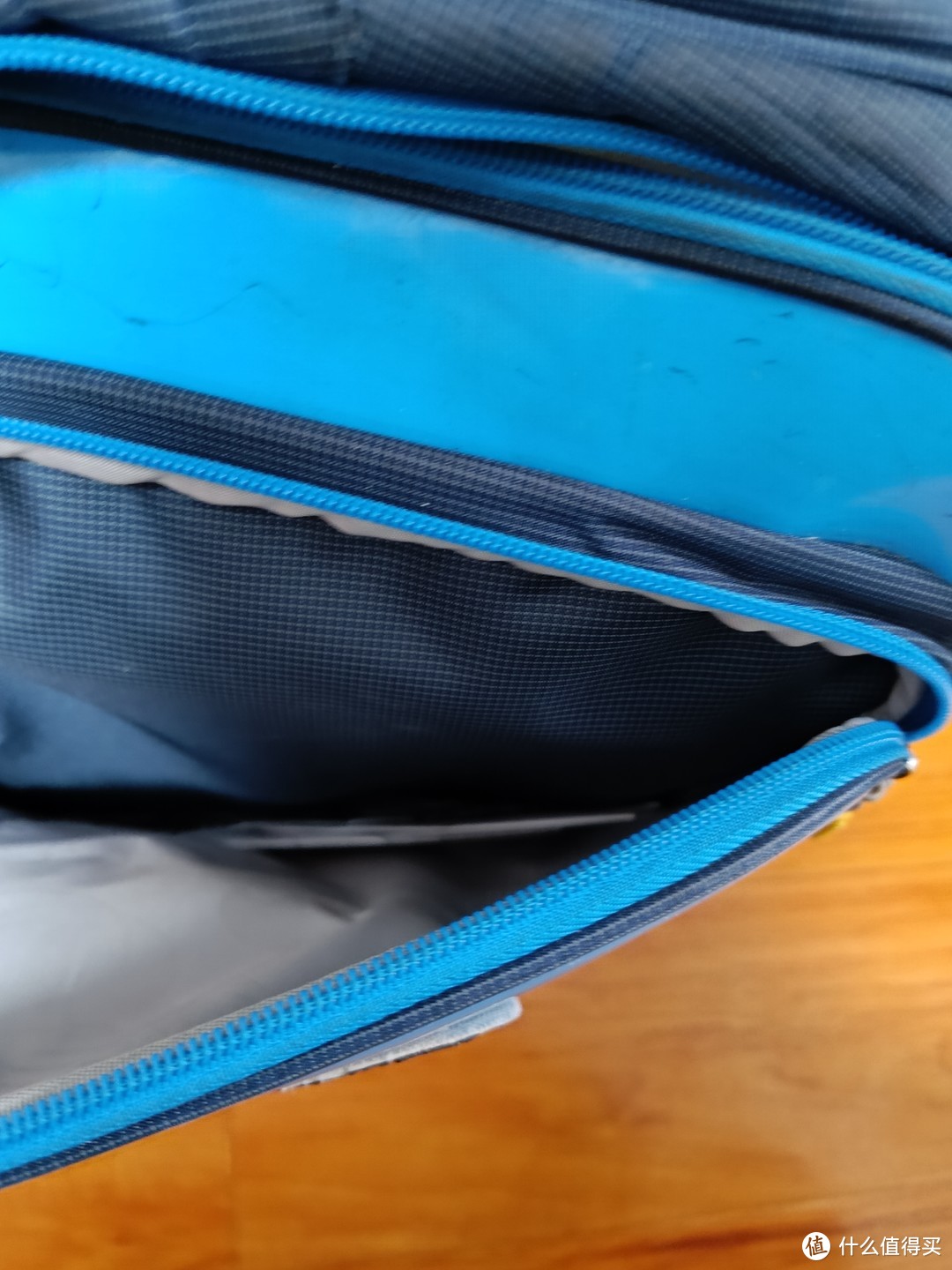 开学新装备之必备的书包，装的书多，背的好重。