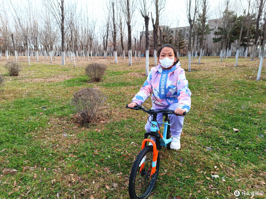 畅享肆意骑行的乐趣，柒小佰儿童变速山地自行车体验