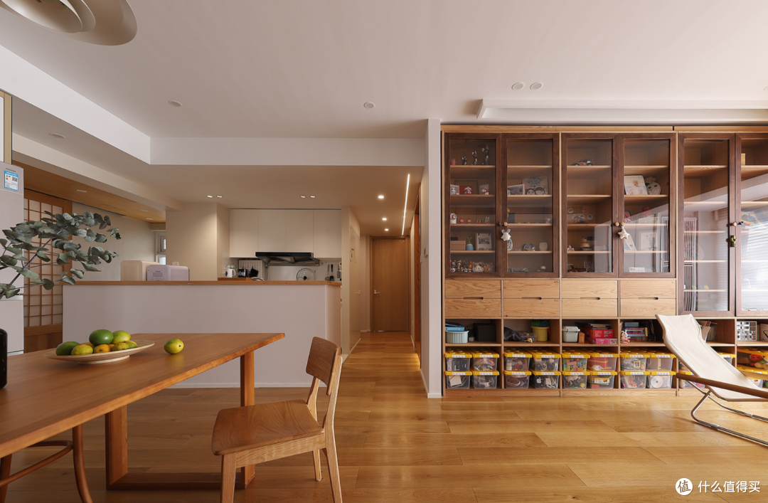 难怪很多家庭都喜欢把床转个方向!看了她105㎡家,才知道有多爽