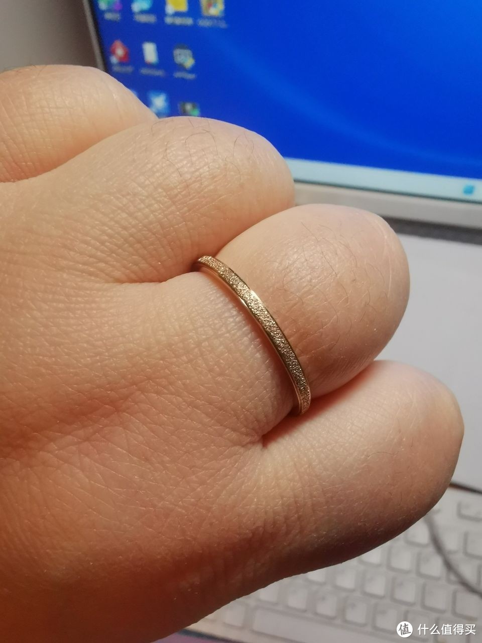 网上自己买的小戒指很好看，喜欢