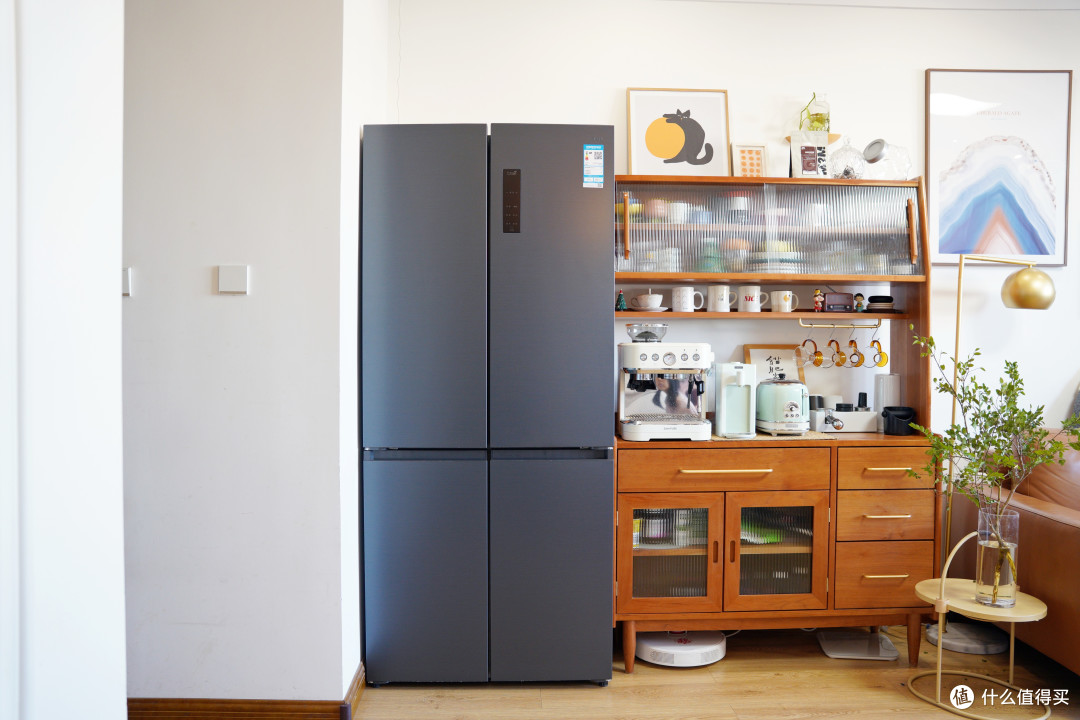 也不会影响散热和冰箱门的正常开启,冰箱和家具严丝合缝的摆放在一起