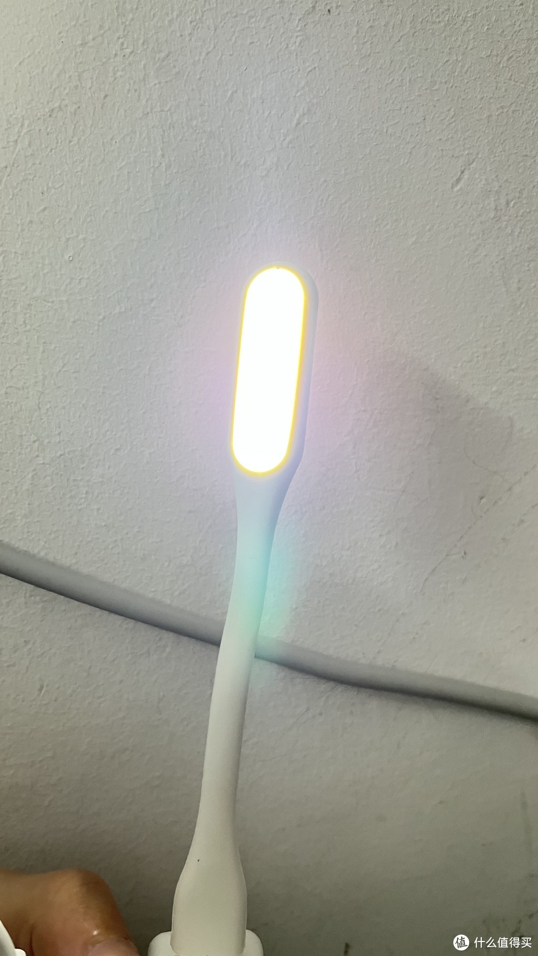 这种小型的灯插在电脑的主机上感觉还不错。