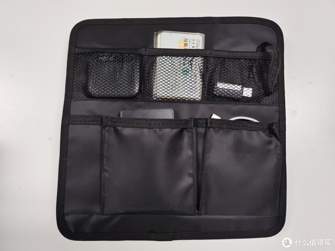 方便收纳众多数码设备，且不会让背包显得臃肿的“背包收纳袋（板）”