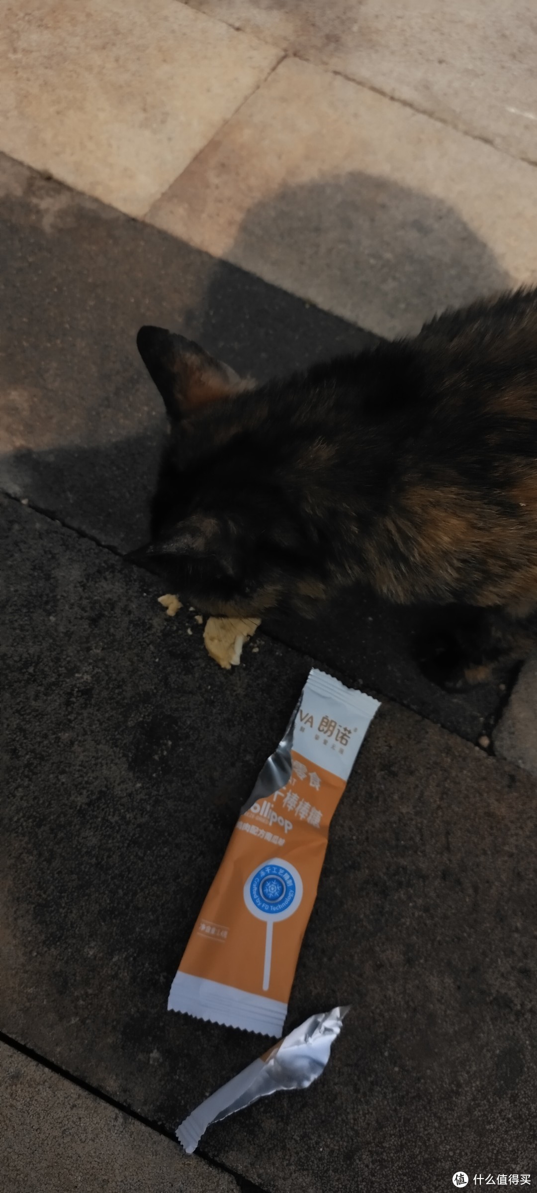 给猫猫吃的冻干棒棒糖🍭，猫咪特别喜欢吃这个。包装袋都扒拉好久，才甘心的小零食。