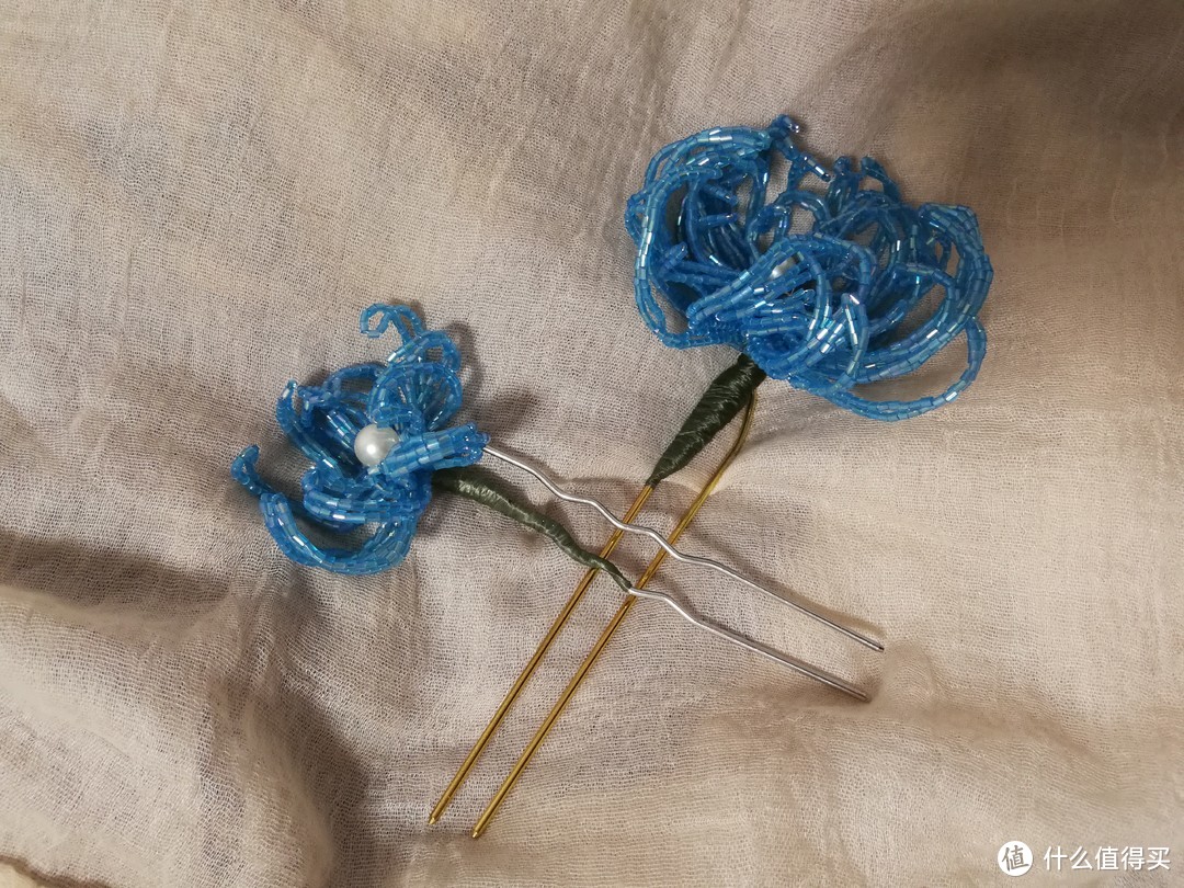 只要心灵手巧，就可以做出的蓝色菊花头饰。
