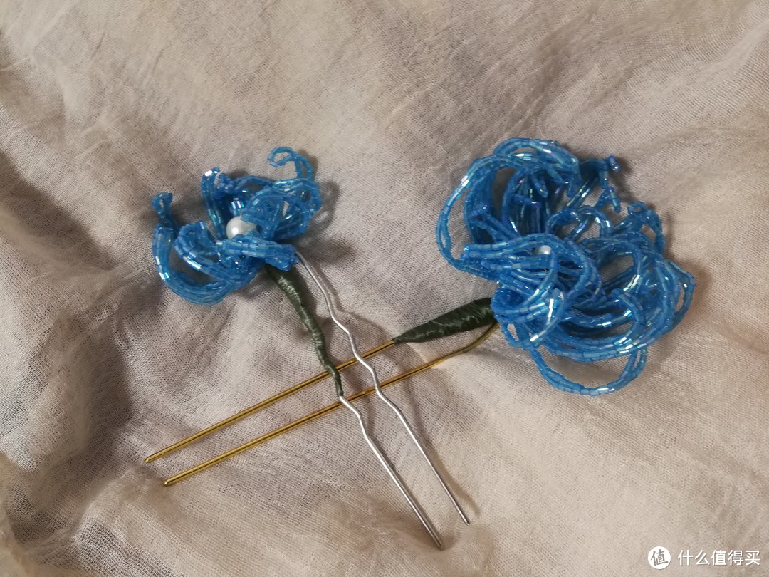 只要心灵手巧，就可以做出的蓝色菊花头饰。