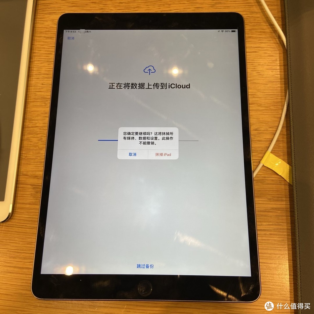 「这里最后留一张老iPad Pro抹除数据前的照片，小小纪念一下」