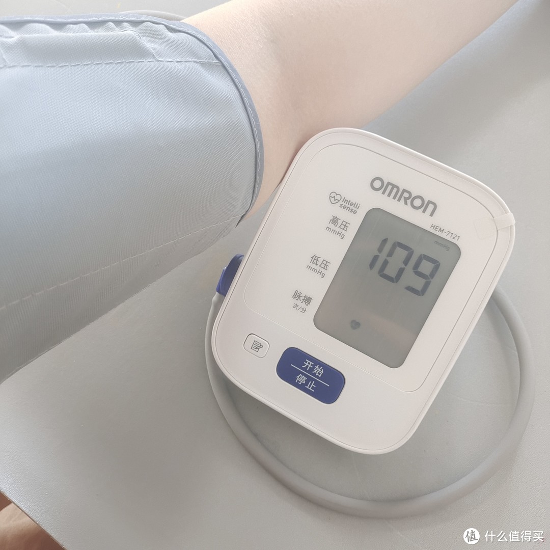 家中如果有老人，那一定要常备一台全自动电子血压仪。