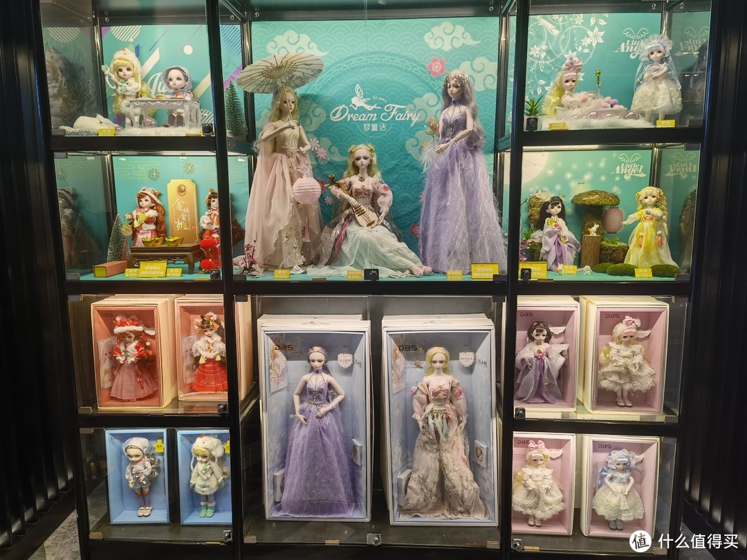 专柜摆放着许多梦童话的玩偶