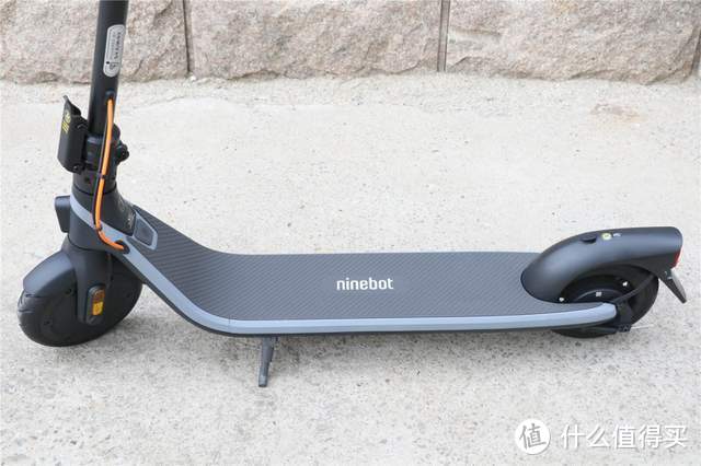 开学新装备：纤巧灵动 满速真续航 年轻人理想的智能出行工具--Ninebot E2 plus电动滑板车深度评测