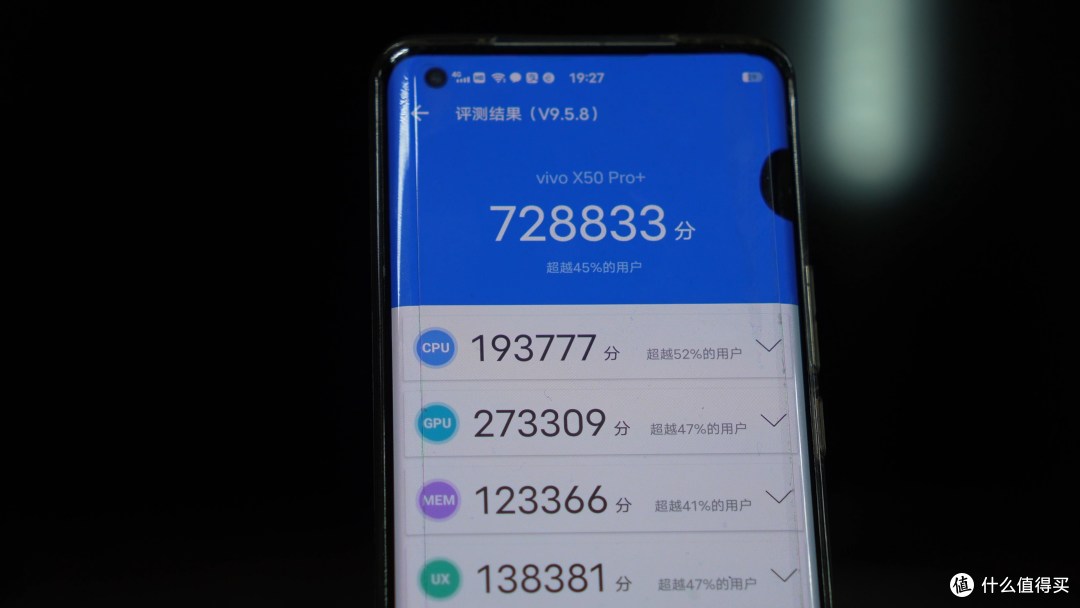 性能模式下 安兔兔跑分高达72万比后来出的888省电多了性能方面搭载