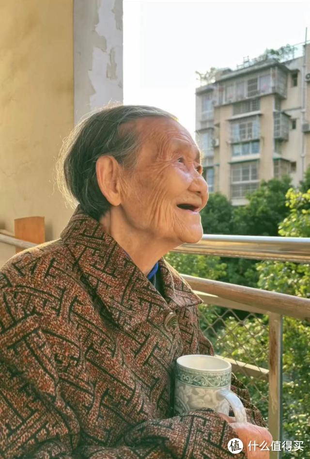 94岁老奶奶的极简生活火了，坚持“断舍离”，房间一尘不染，佩服