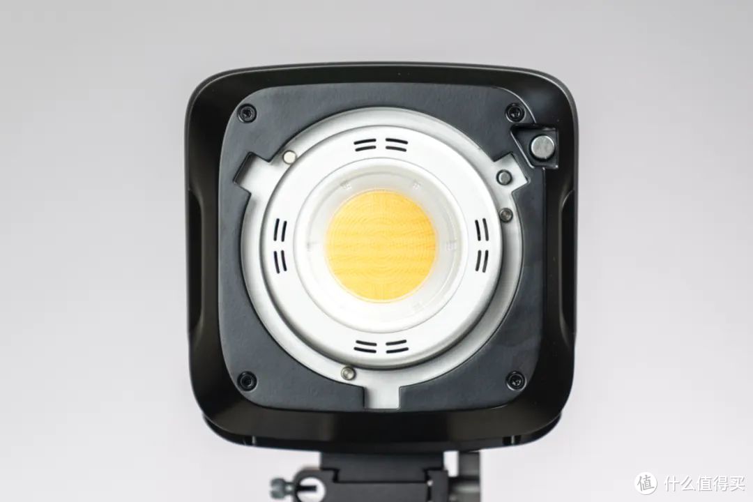 国产流线型大功率LED影视灯测评：斯莫格RC350/450