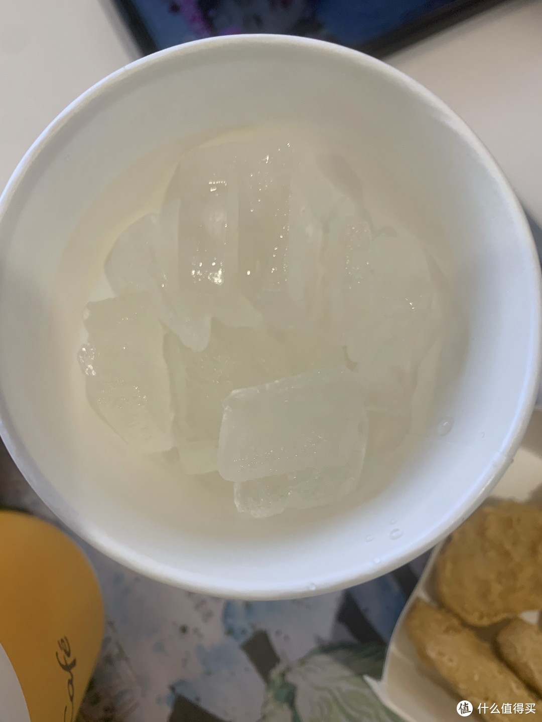 买冷饮为什么要常温或者热的？再让店员提供半杯冰？