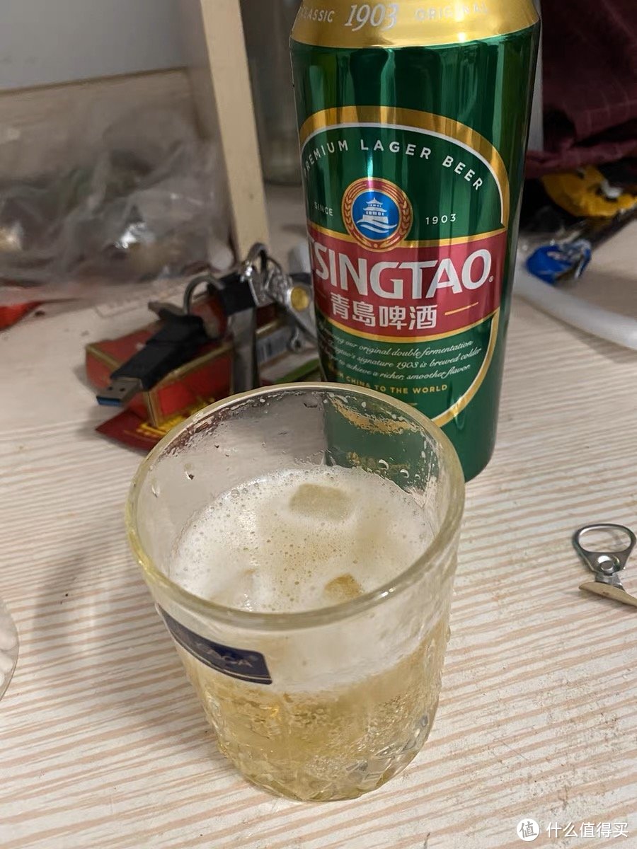 喝酒啤酒瓶的照片图片