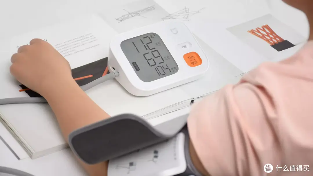 米家智能电子血压计：免绑式臂带轻松测，米家APP同步健康数据