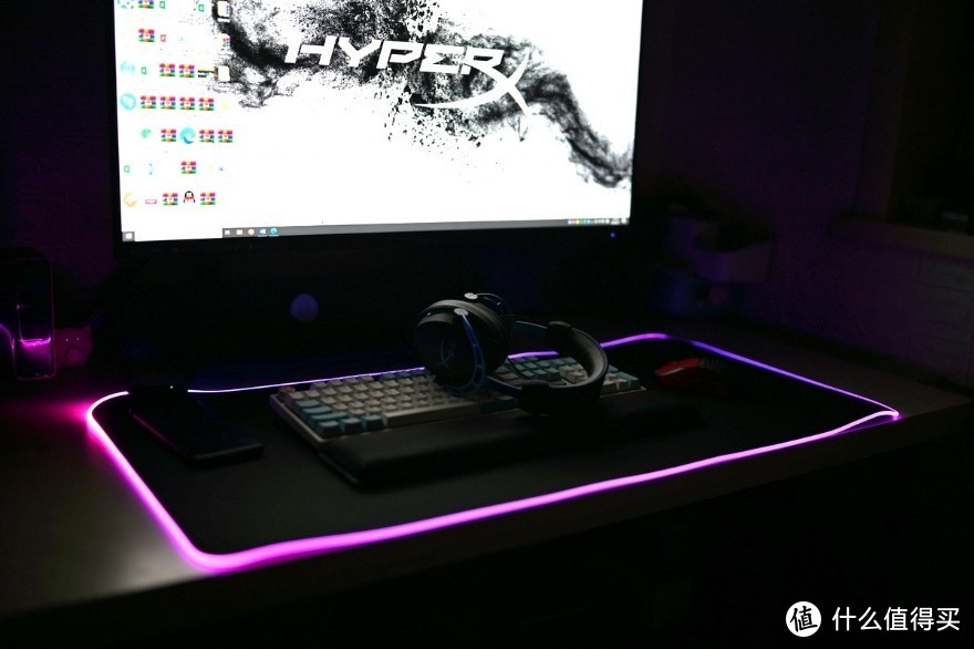 Hyperx复仇光毯超大桌垫也可以玩RGB