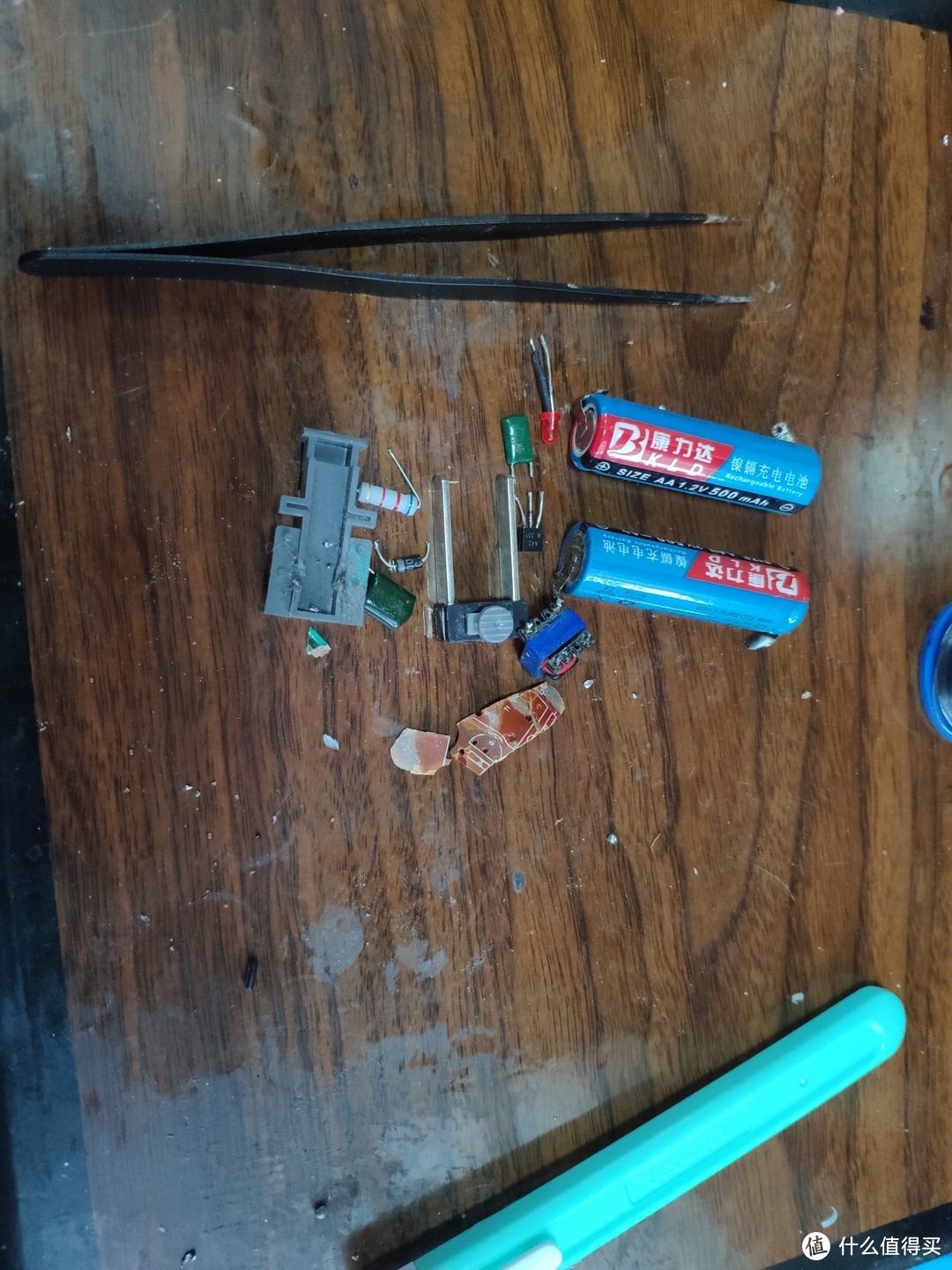 小元器件 电容 二极管 小变压器 三极管 镍镉充电电池通通拆下来