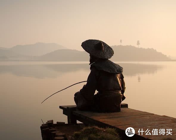 相信很多人都喜欢钓鱼，放慢节奏拥抱自然，给生活以宁静，钓鱼需要准备哪些工具呢？我们一起来看看