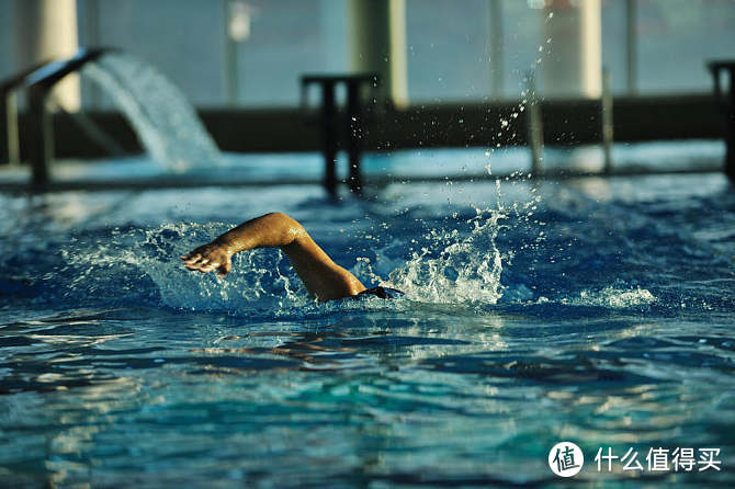 游泳是广受人们喜爱的运动，建议大家到正规的游泳场所享受游泳的乐趣的同时，也需要做足充分的准备