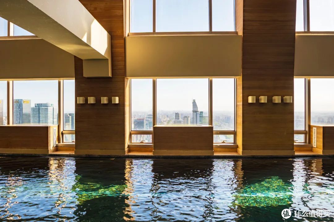 京城景观C位，360°全景空中餐厅，云端无边泳池，一生必住的10个理由！