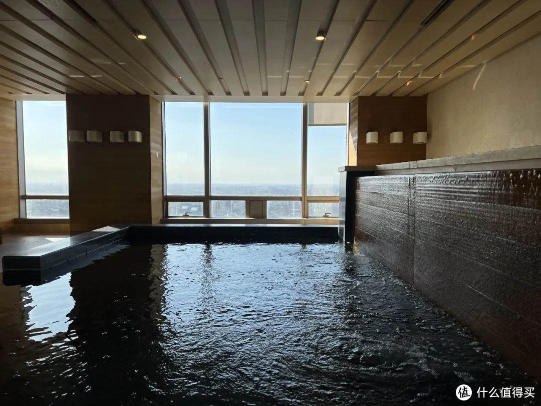 京城景观C位，360°全景空中餐厅，云端无边泳池，一生必住的10个理由！