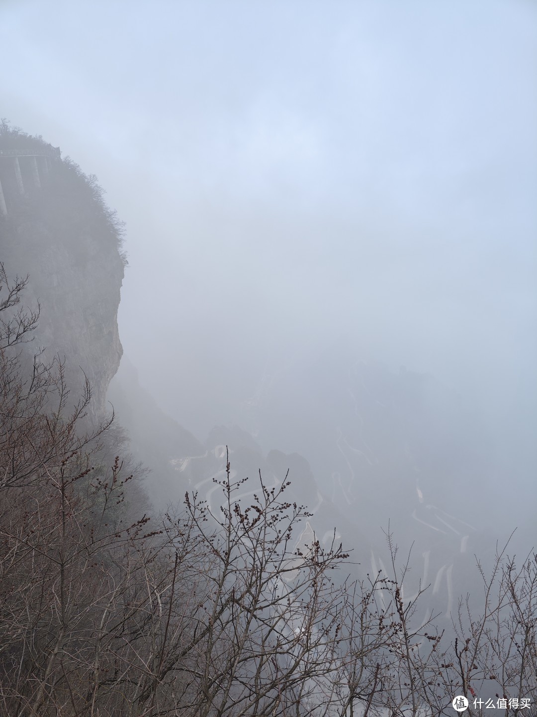 俯视山下盘山公路