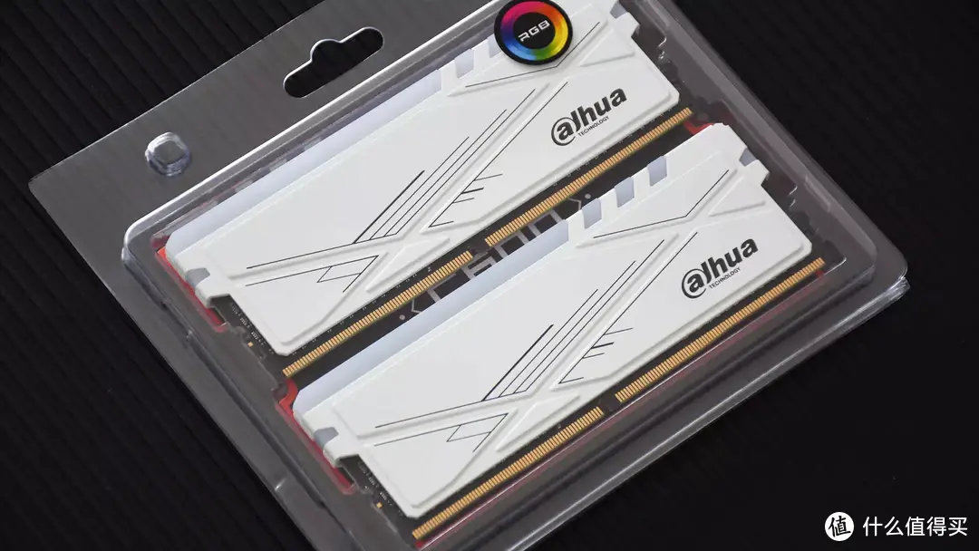 大华存储C600系列DDR4内存条：优选三星颗粒，RGB马甲加持