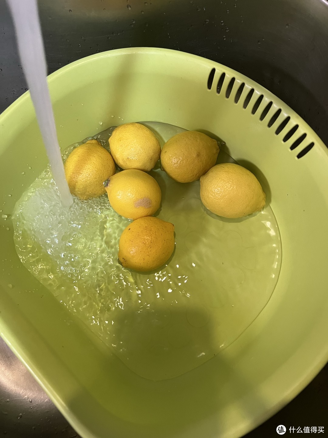 天气暖和了可以在家自制柠檬水喝了，肯定是比白开水好喝的啦