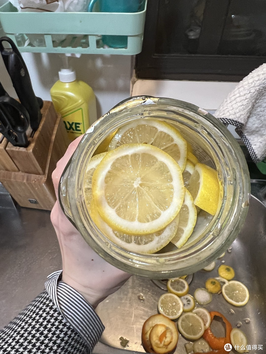 天气暖和了可以在家自制柠檬水喝了，肯定是比白开水好喝的啦