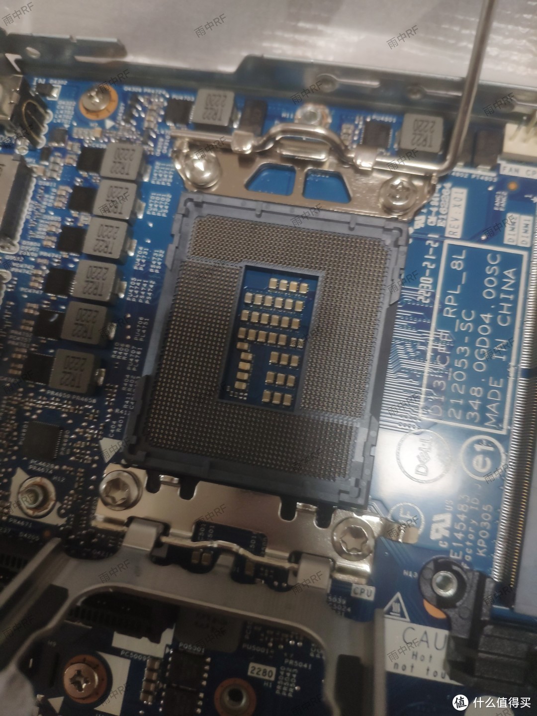 主板印刷13代CPU代号，可以看到CPU底座下钽电容已经补齐