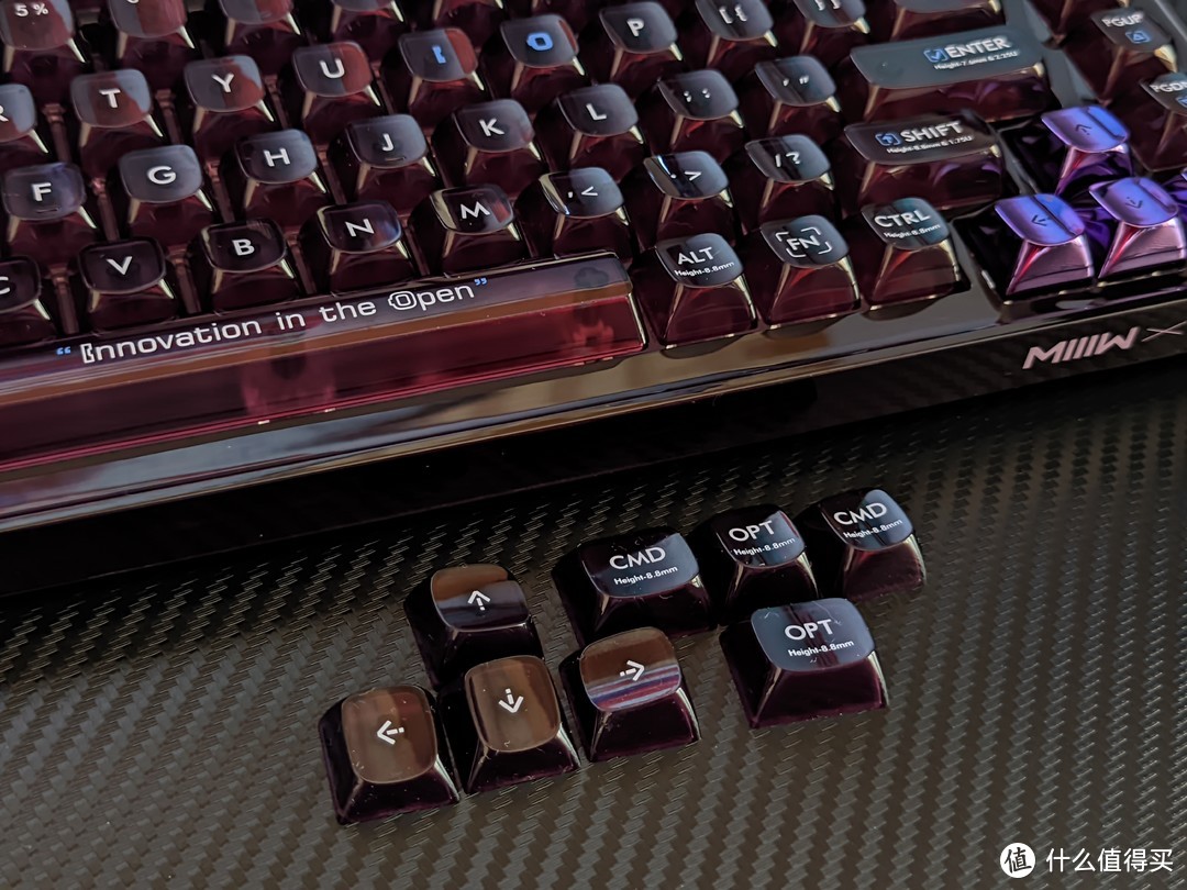 来自外太空的酷炫黑色透明晶体，米物客制化机械键盘BlackIO 83首发评测！