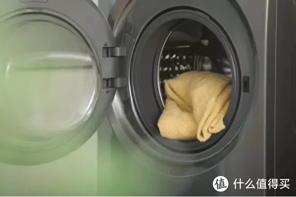 听说你家卫生间已经被洗衣机占满了？来看我这一台顶俩的TCL 双子舱Q10洗衣体验