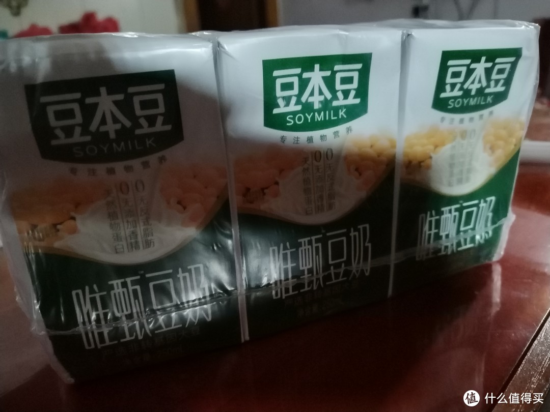 ​豆本豆 唯甄豆奶 植物蛋白质饮料 儿童营养早餐奶 250ml*6盒原味饮品又买了 不错呢 一块多一盒 挺便宜的