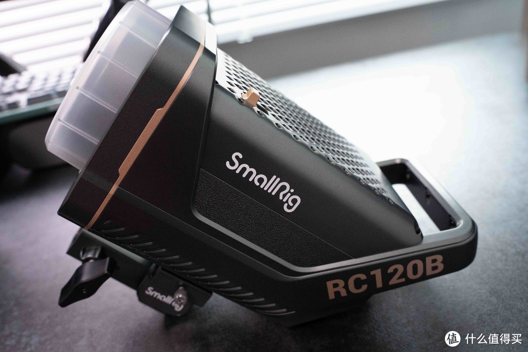 关于布光的那些事 分享新入手的斯莫格RC120双色温影视灯
