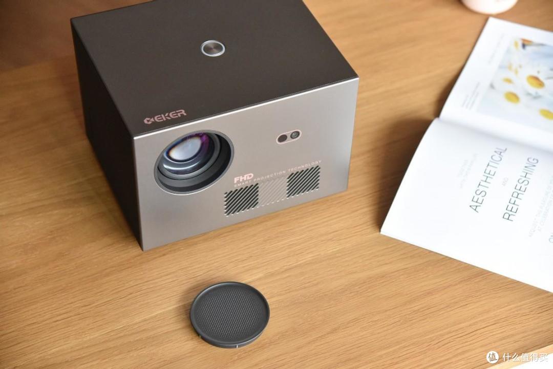 没短板？ 1000ansi流明+自动对焦、梯形矫正，封闭光机更可靠