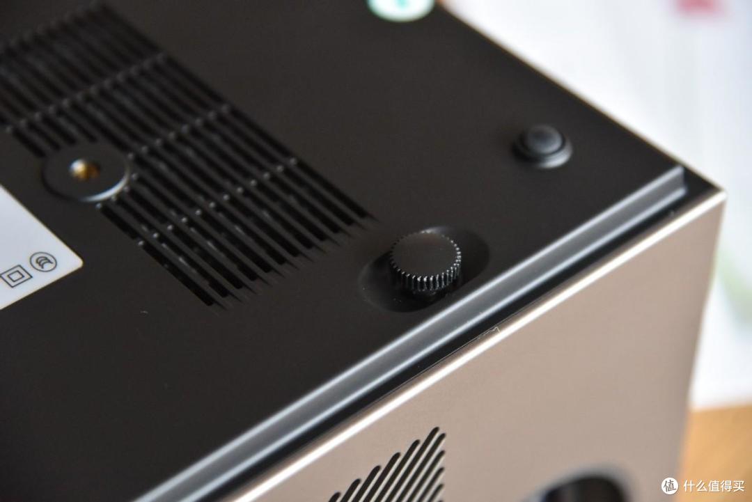 没短板？ 1000ansi流明+自动对焦、梯形矫正，封闭光机更可靠