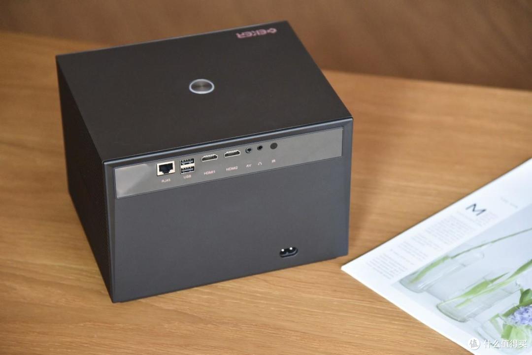 没短板？ 1000ansi流明+自动对焦、梯形矫正，封闭光机更可靠