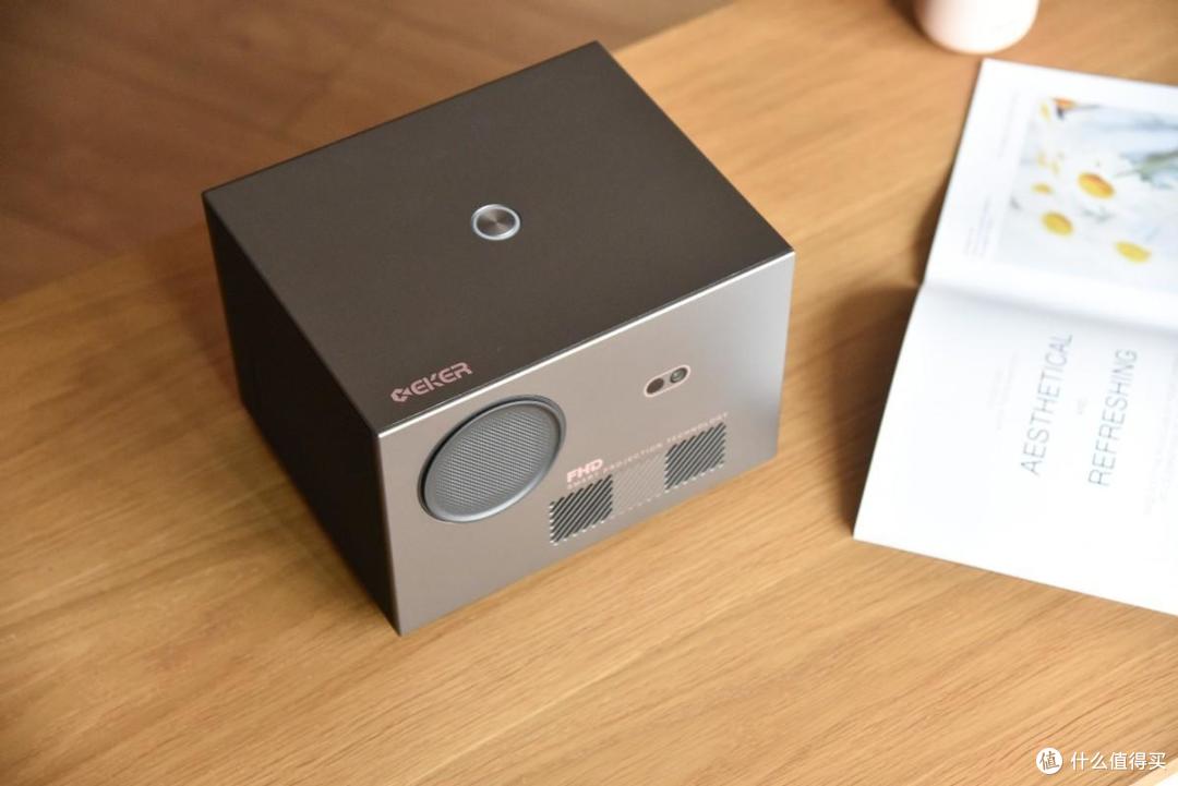 没短板？ 1000ansi流明+自动对焦、梯形矫正，封闭光机更可靠