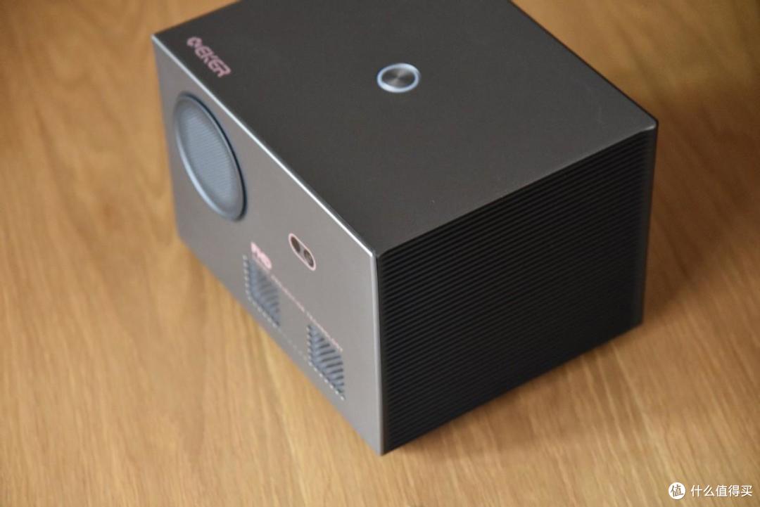 没短板？ 1000ansi流明+自动对焦、梯形矫正，封闭光机更可靠