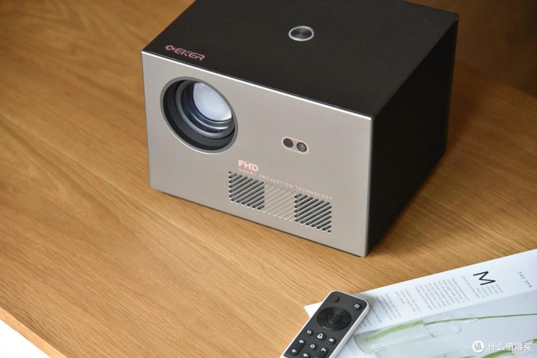 没短板？ 1000ansi流明+自动对焦、梯形矫正，封闭光机更可靠