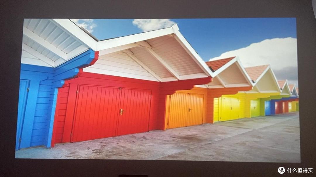 没短板？ 1000ansi流明+自动对焦、梯形矫正，封闭光机更可靠