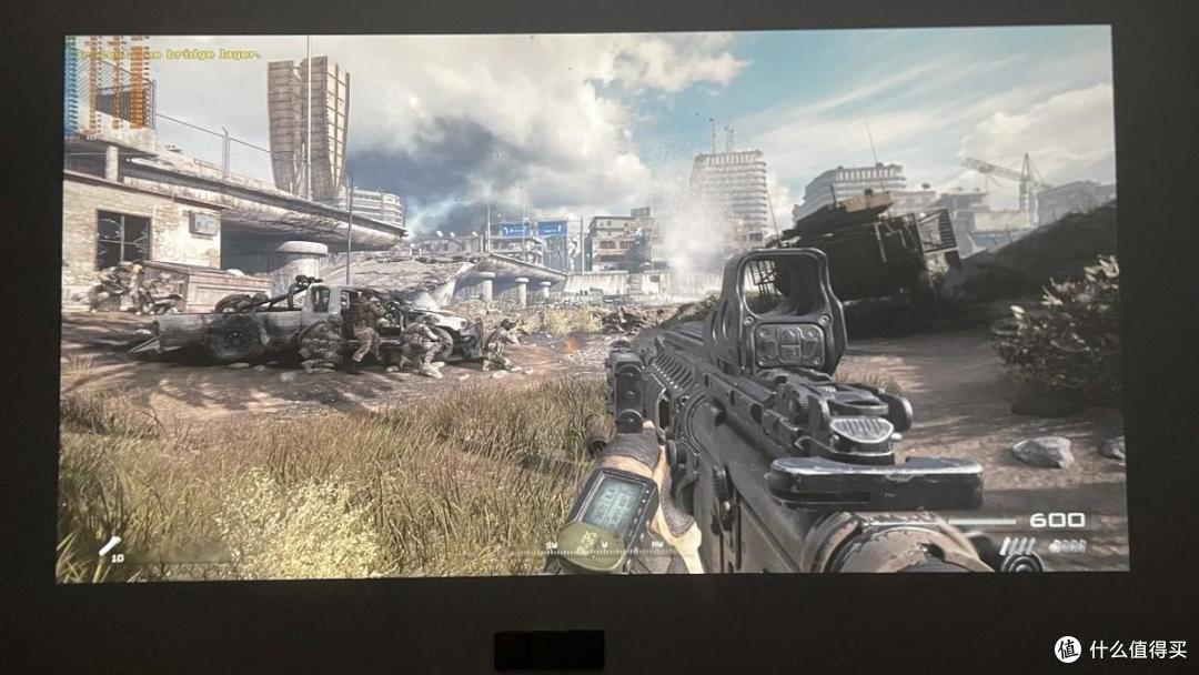 没短板？ 1000ansi流明+自动对焦、梯形矫正，封闭光机更可靠