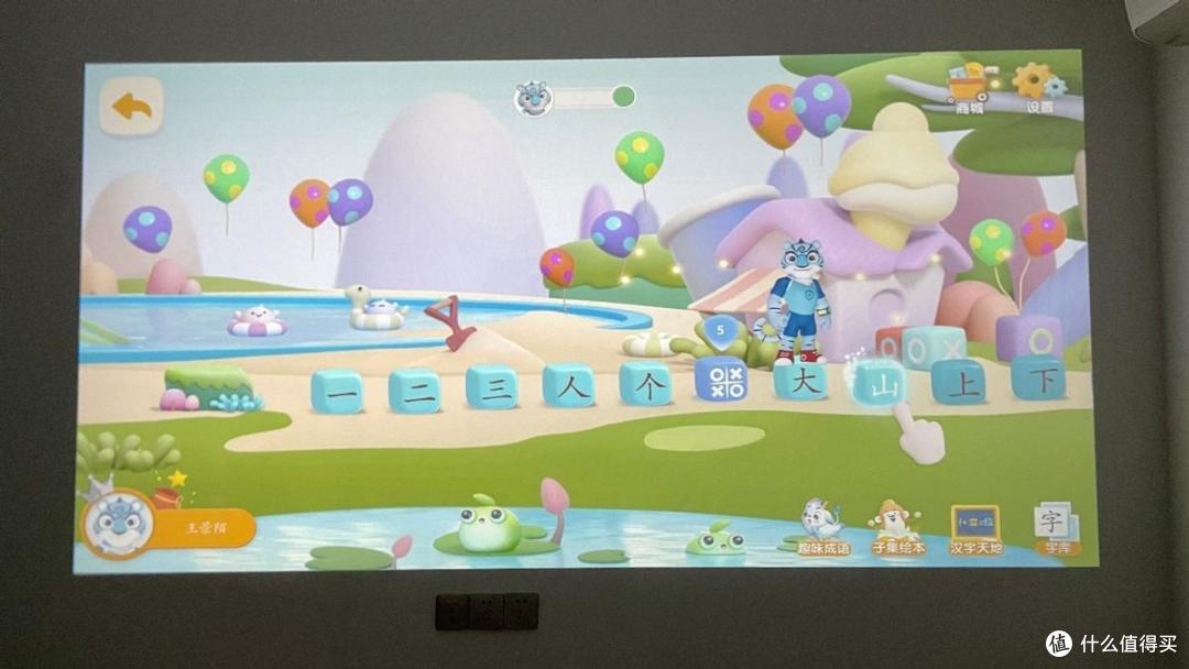 没短板？ 1000ansi流明+自动对焦、梯形矫正，封闭光机更可靠